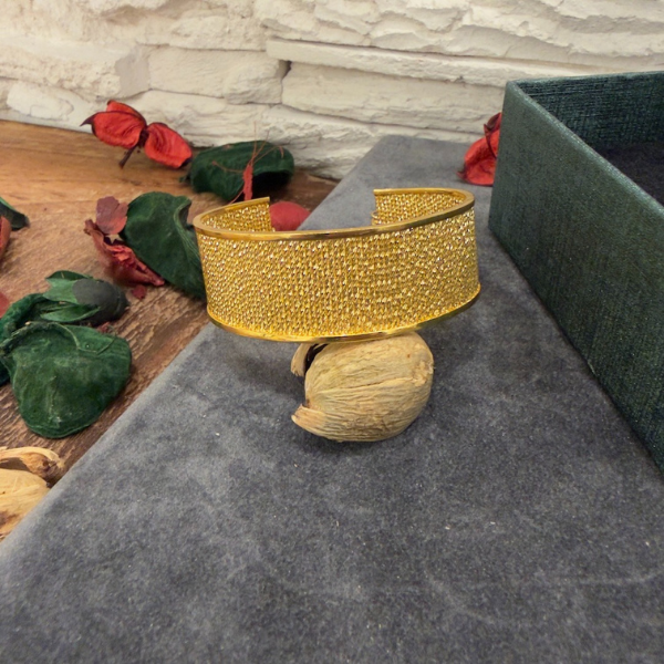 Zarif ve Göz Alıcı: Altın Kaplama Hasır Bileklik, Özel Seri